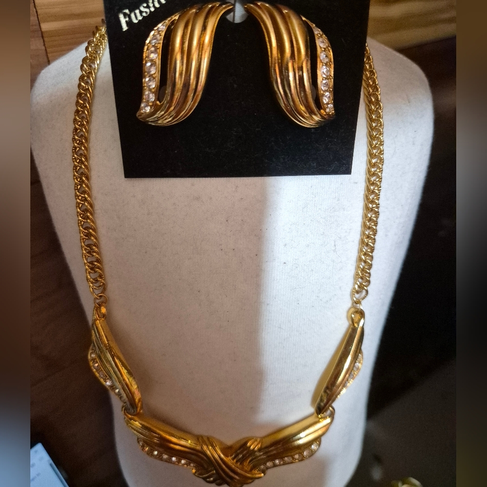 Avon  Runway 1992 Gold-Tone Crystal Wave Necklace & Earrings Set - Picture 5 of 9